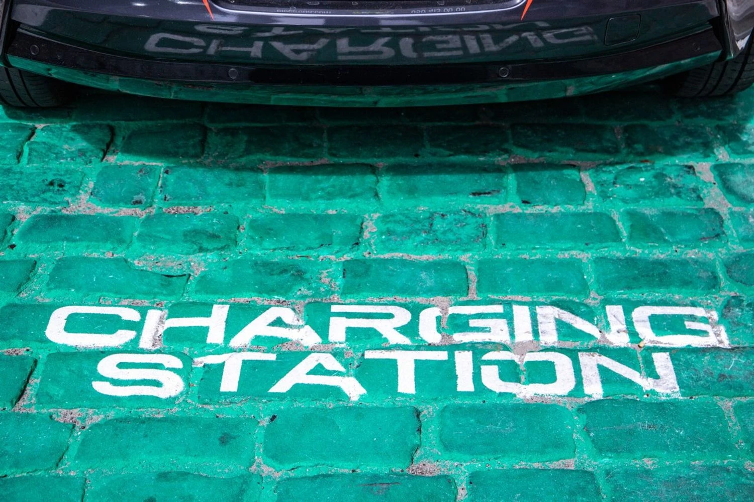 Кожне друге імпортоване авто з пробігом до 5 років у жовтні виявилося електрокаром: Tesla - бестселер