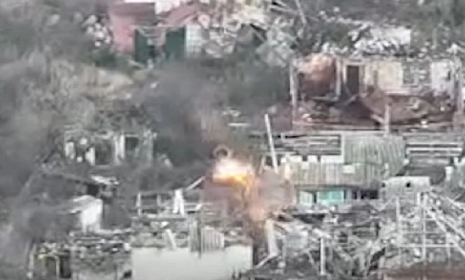 Українські воїни зірвали спробу росіян підняти "триколор" над будівлею у Вовчанську