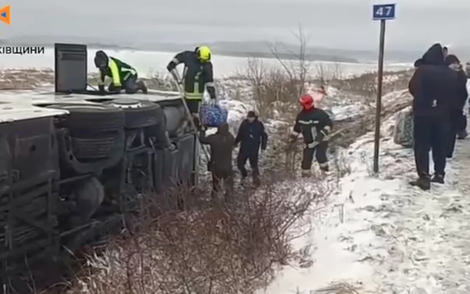 На Івано-Франківщині перекинувся рейсовий автобус: одна людина загинула, ще 13 - постраждали