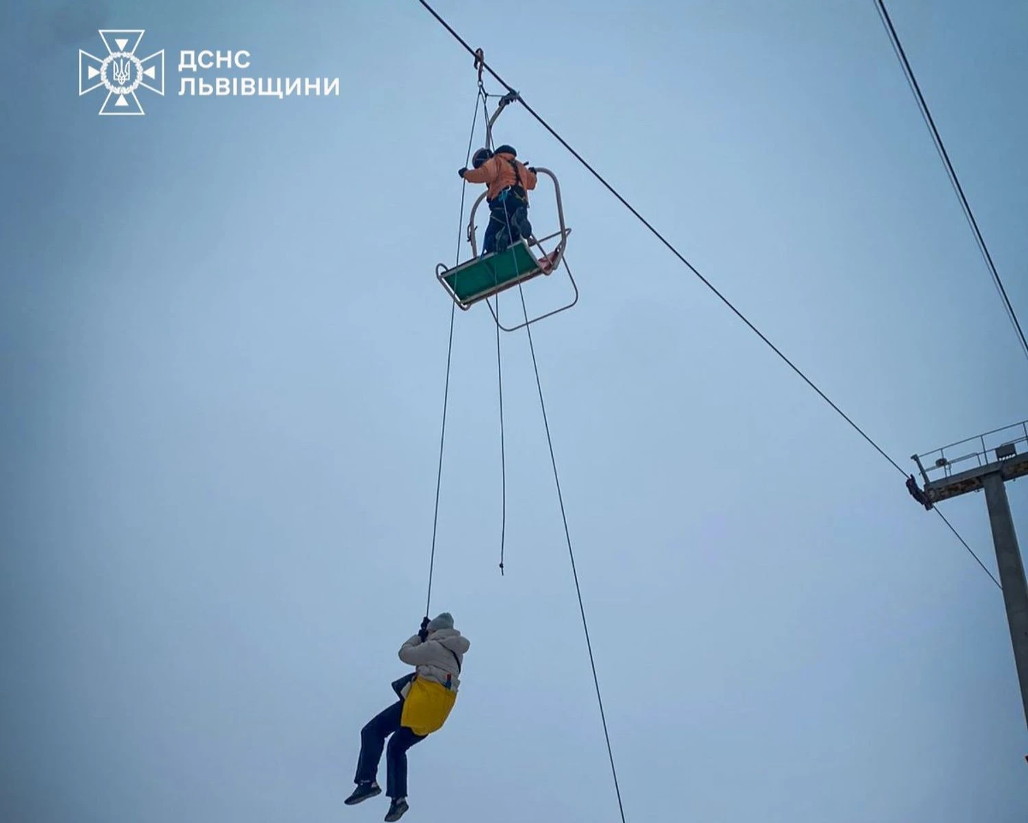 63 застряглих туристів уже зняли з підйомника у Карпатах: показали кадри порятунку