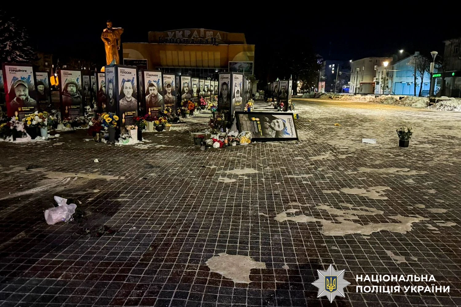 У Рівному жінка перекинула портрети полеглих Героїв на центральній площі: відкрито провадження