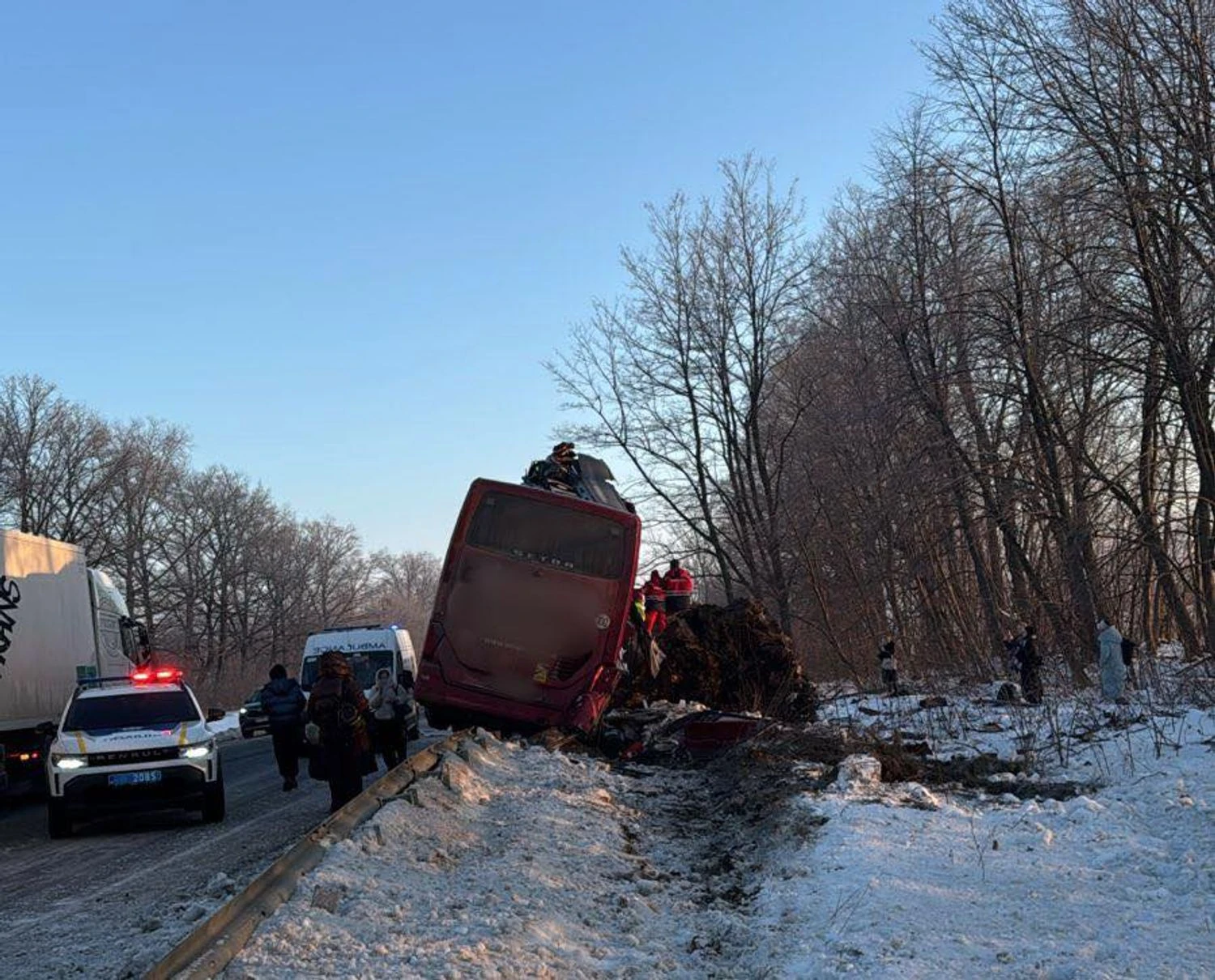 Міжнародний автобус з 25 пасажирами потрапив у ДТП на трасі до кордону: 9 постраждалих