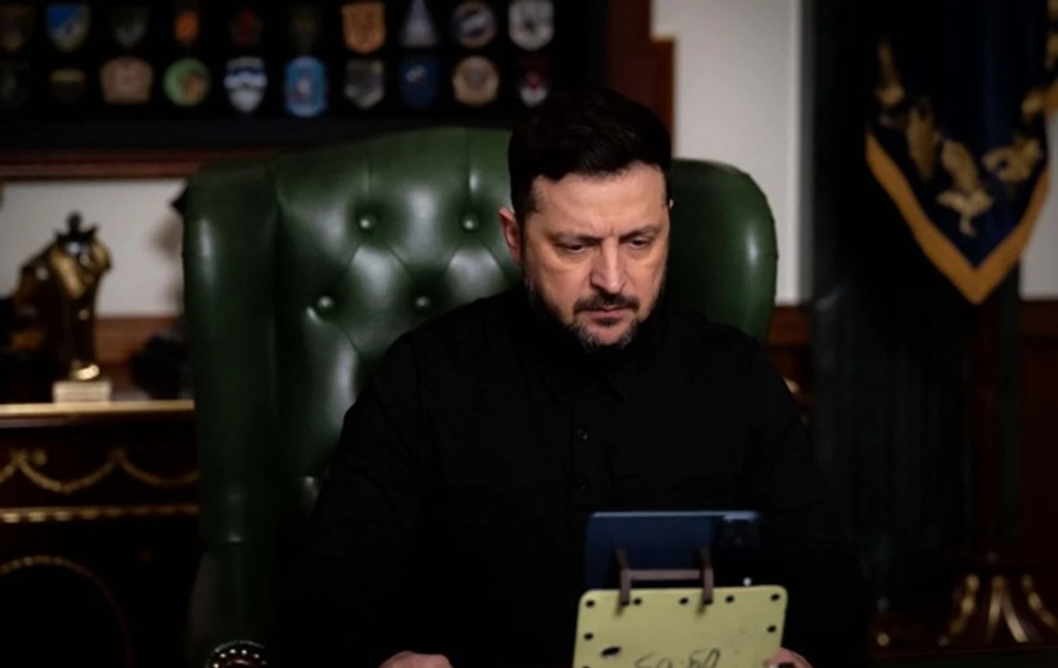 Кожен Віктор, який живе на кошти Європи, і намагається продавати європейські інтереси, заслуговує потиличник - Зеленський