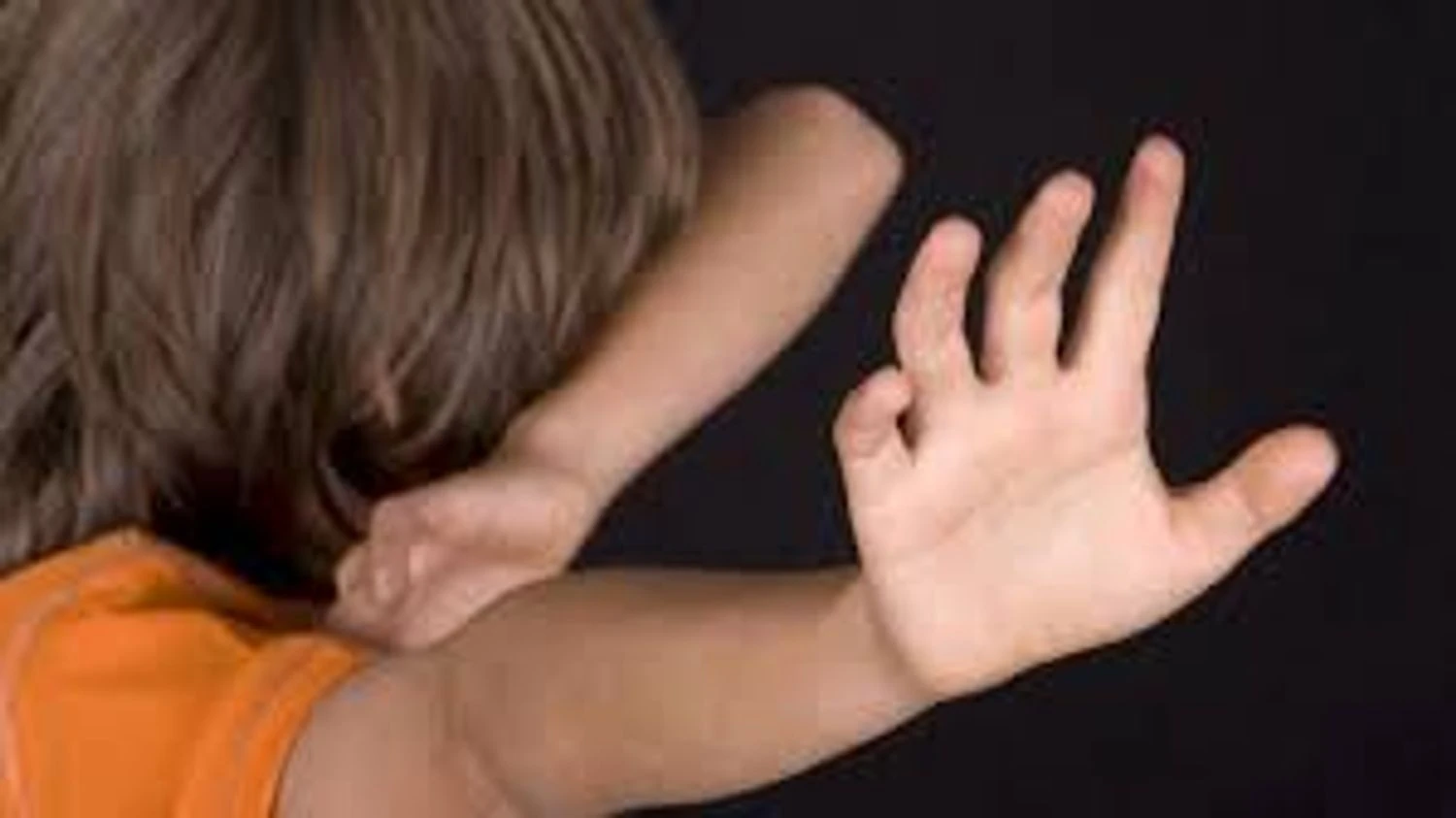 Зв’язувала, морила голодом, била ногами і різала: у Києві жінка отримала підозру у катуванні 9-річного сина