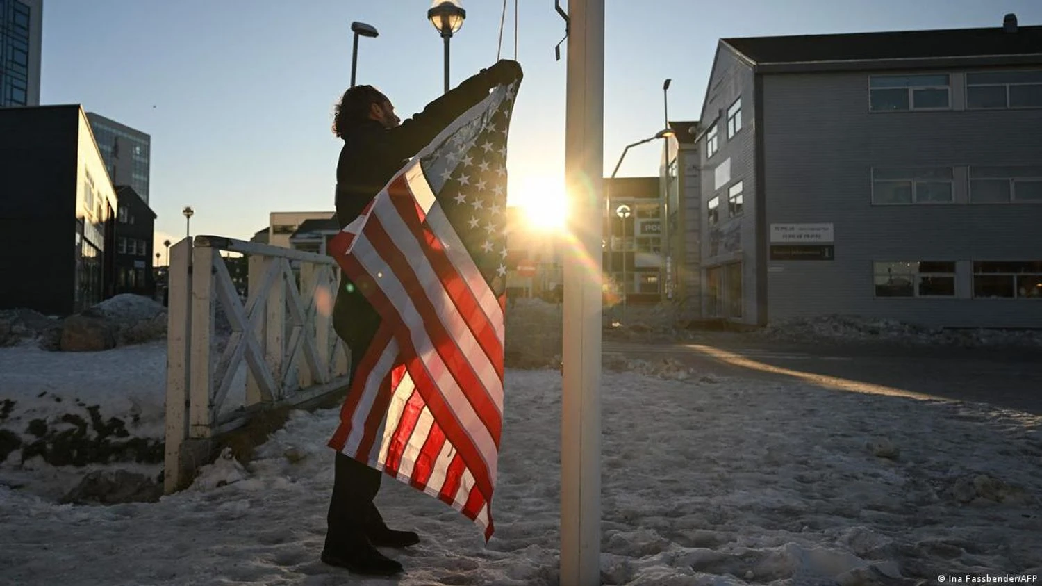 Це не смішно: німецького коміка, який намагався підняти у Гренландії прапор США, насварили та оштрафували