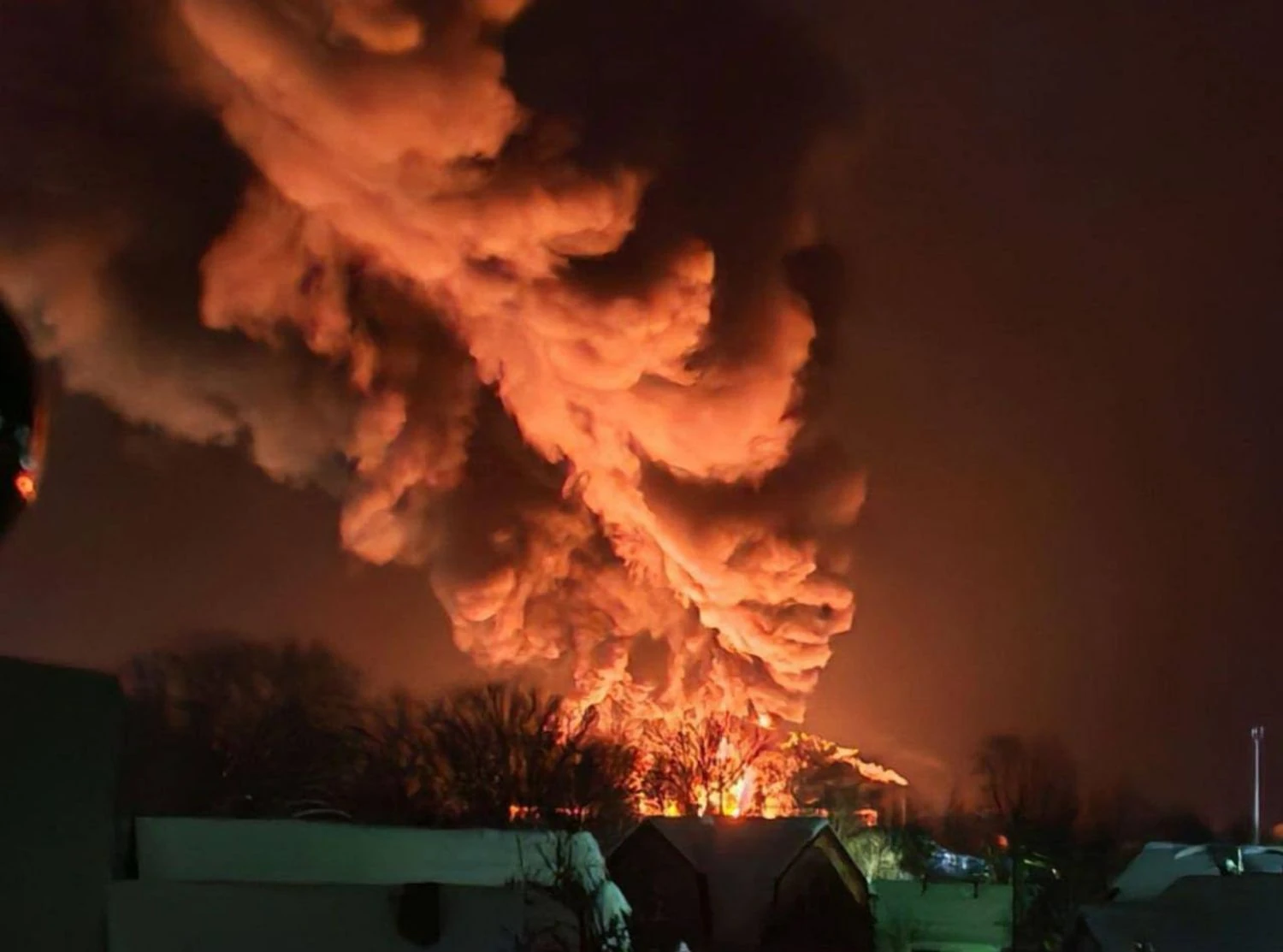 Нафтобаза у російських великих луках загорілася після атаки дронів