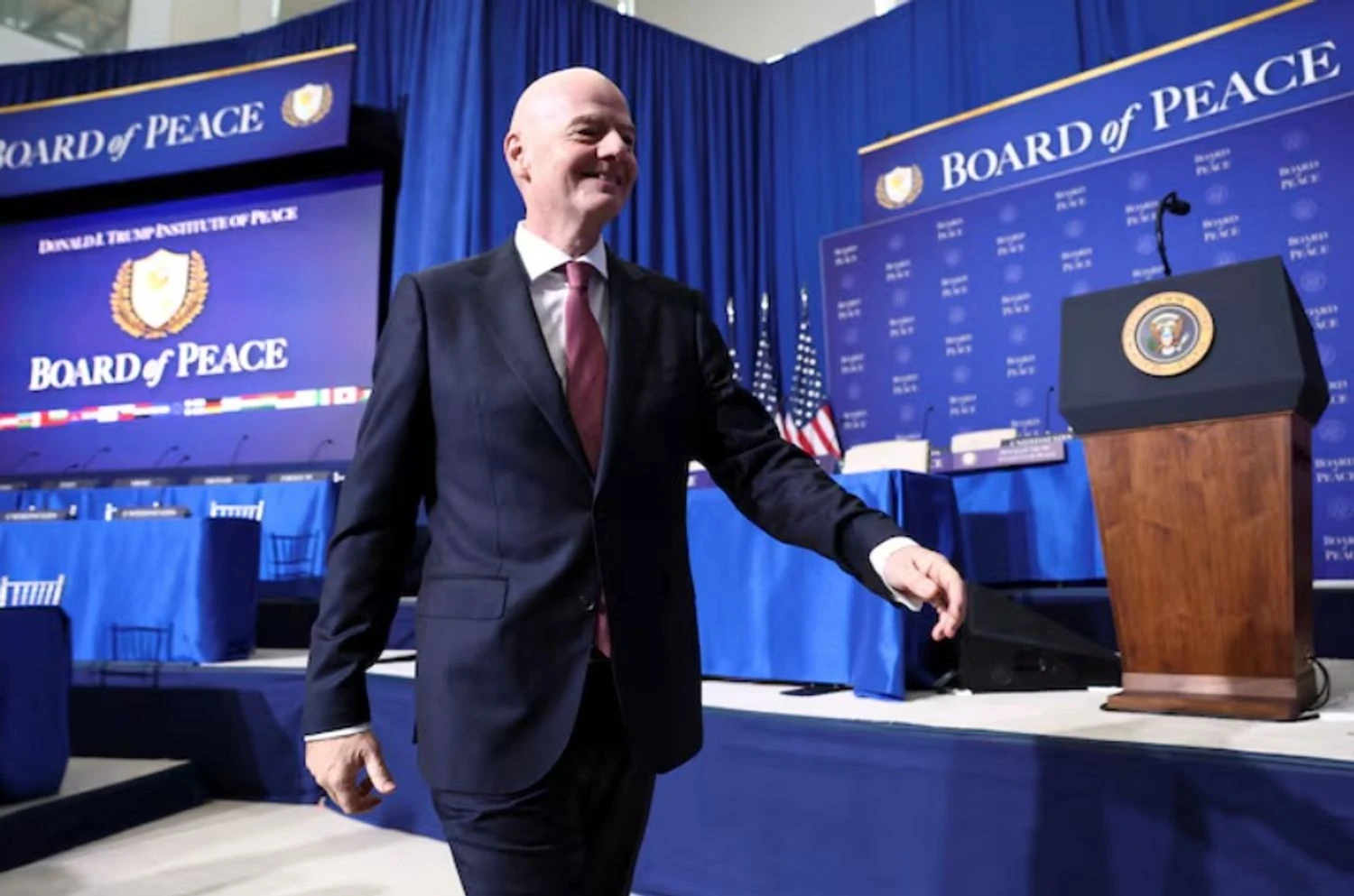 МОК не побачив порушення політичного нейтралітету в участі голови ФІФА Інфантіно у Раді миру Трампа