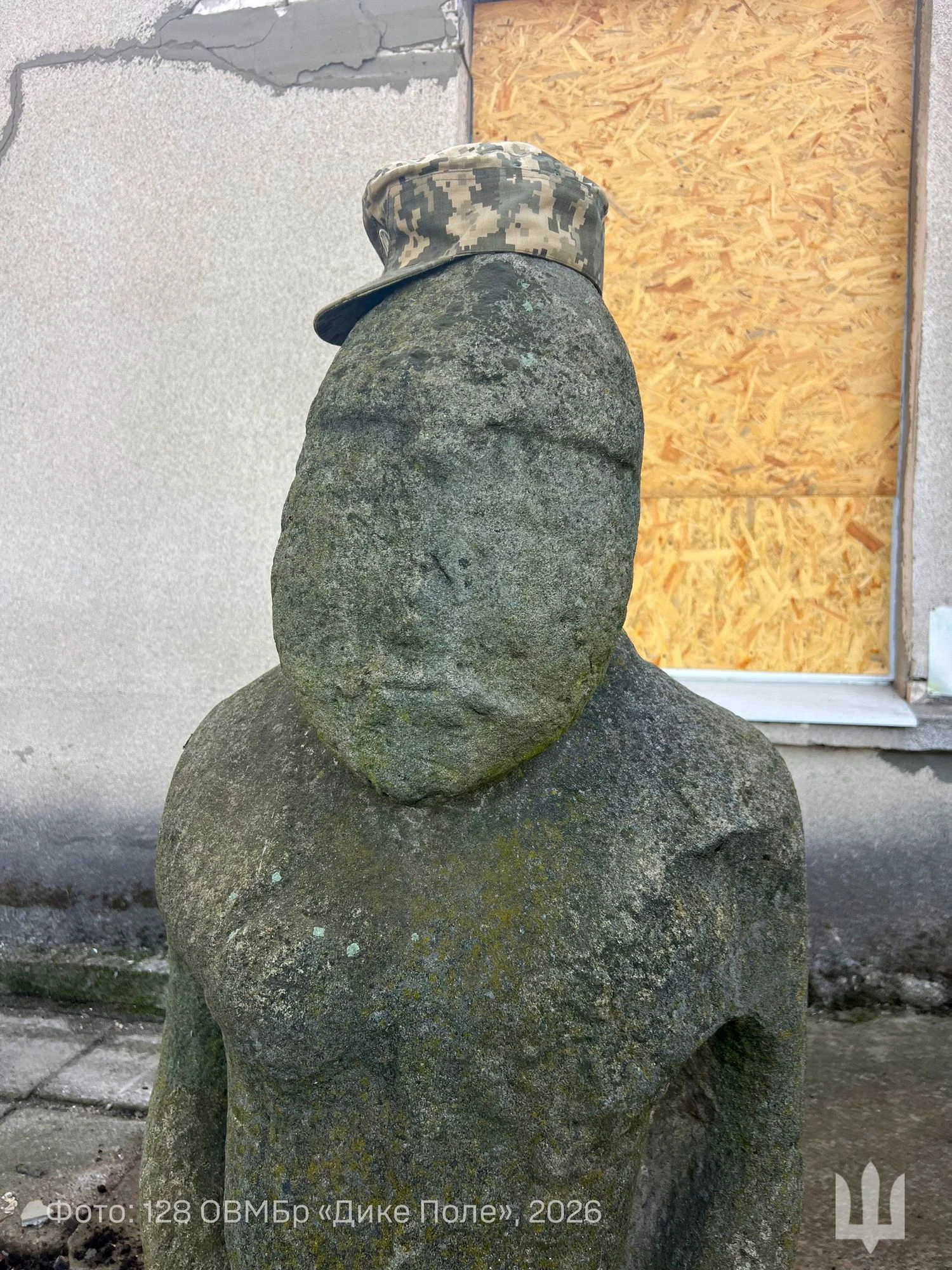 Українські військові евакуювали кам'яних баб із зони ударів рф на Запоріжжі