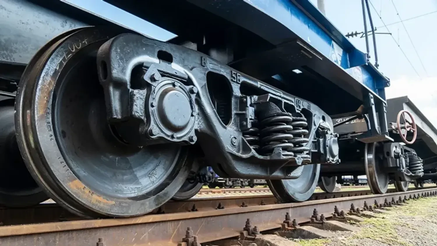 У Миколаєві російський дрон атакував вагон потяга і поранив залізничника, у березні вже 18 ударів рф по залізниці