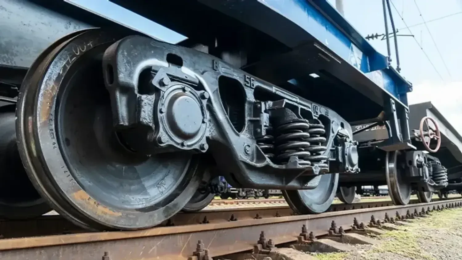 росія атакувала залізницю у двох областях та пошкодила тепловози і станцію