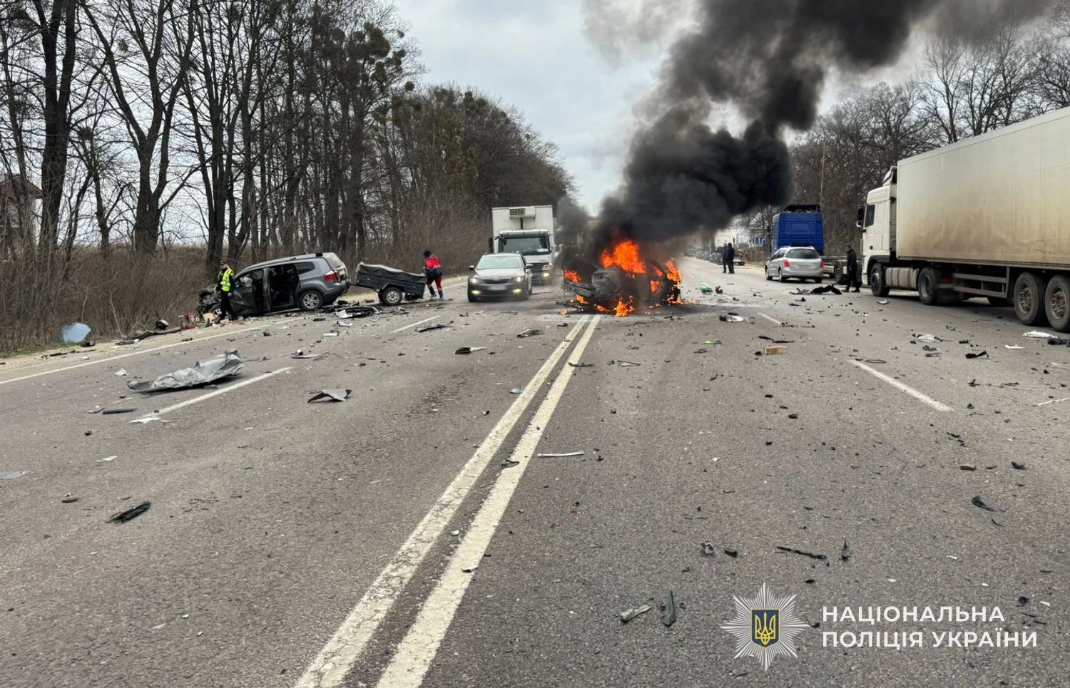 Під Львовом автівка вибухнула після зіткнення, є загиблий і поранені