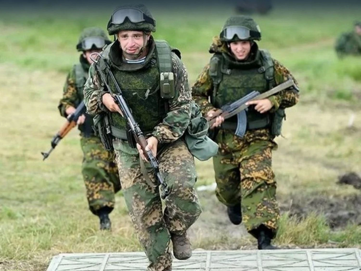 рф вербує іноземців для диверсій у Європі через табори