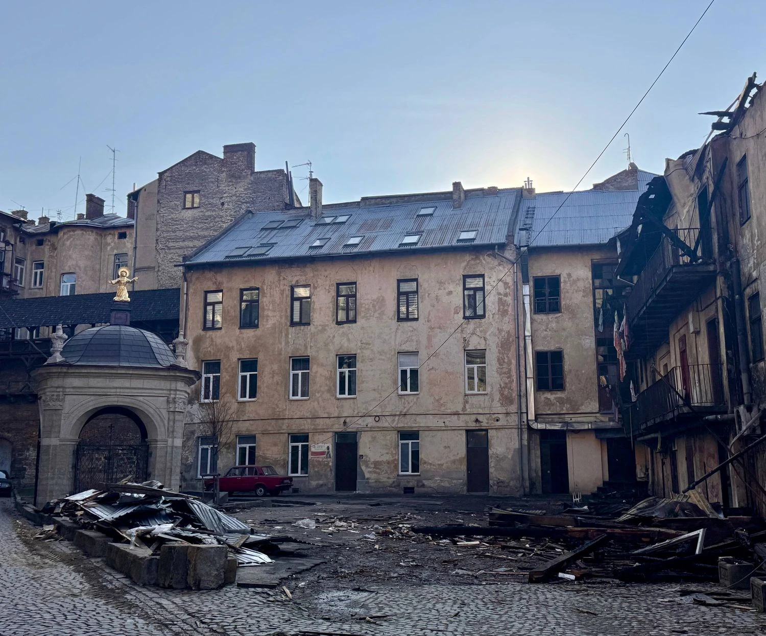 Частину атакованого рф будинку зі спадщини ЮНЕСКО у Львові визнали аварійною, мешканців відселили - мер