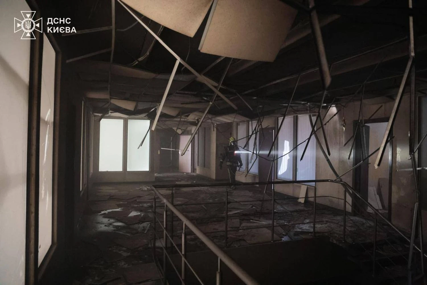 У Києві через атаку рф горіла будівля з офісами і складами - показали наслідки