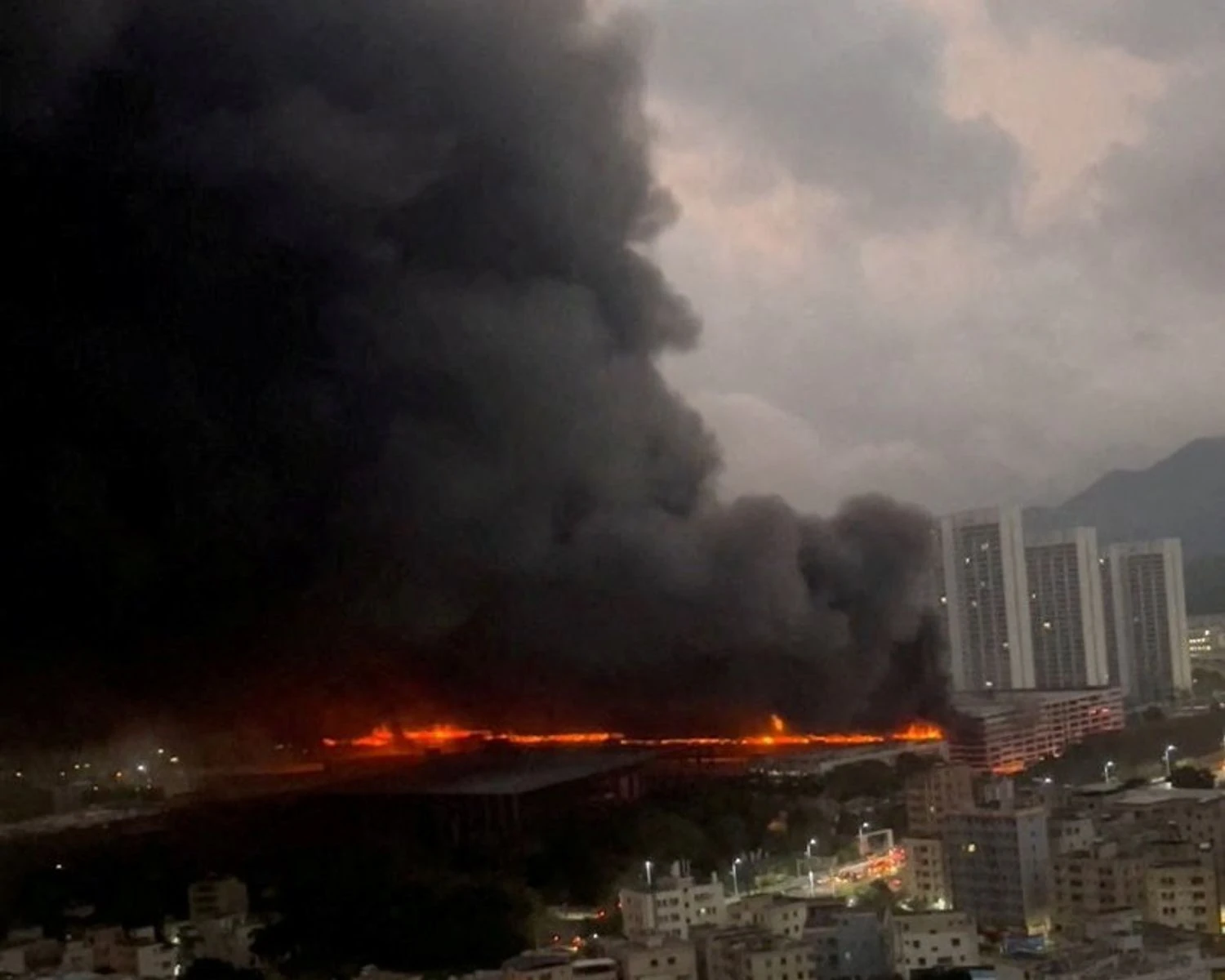 Масштабна пожежа сталася на паркінгу BYD у Китаї