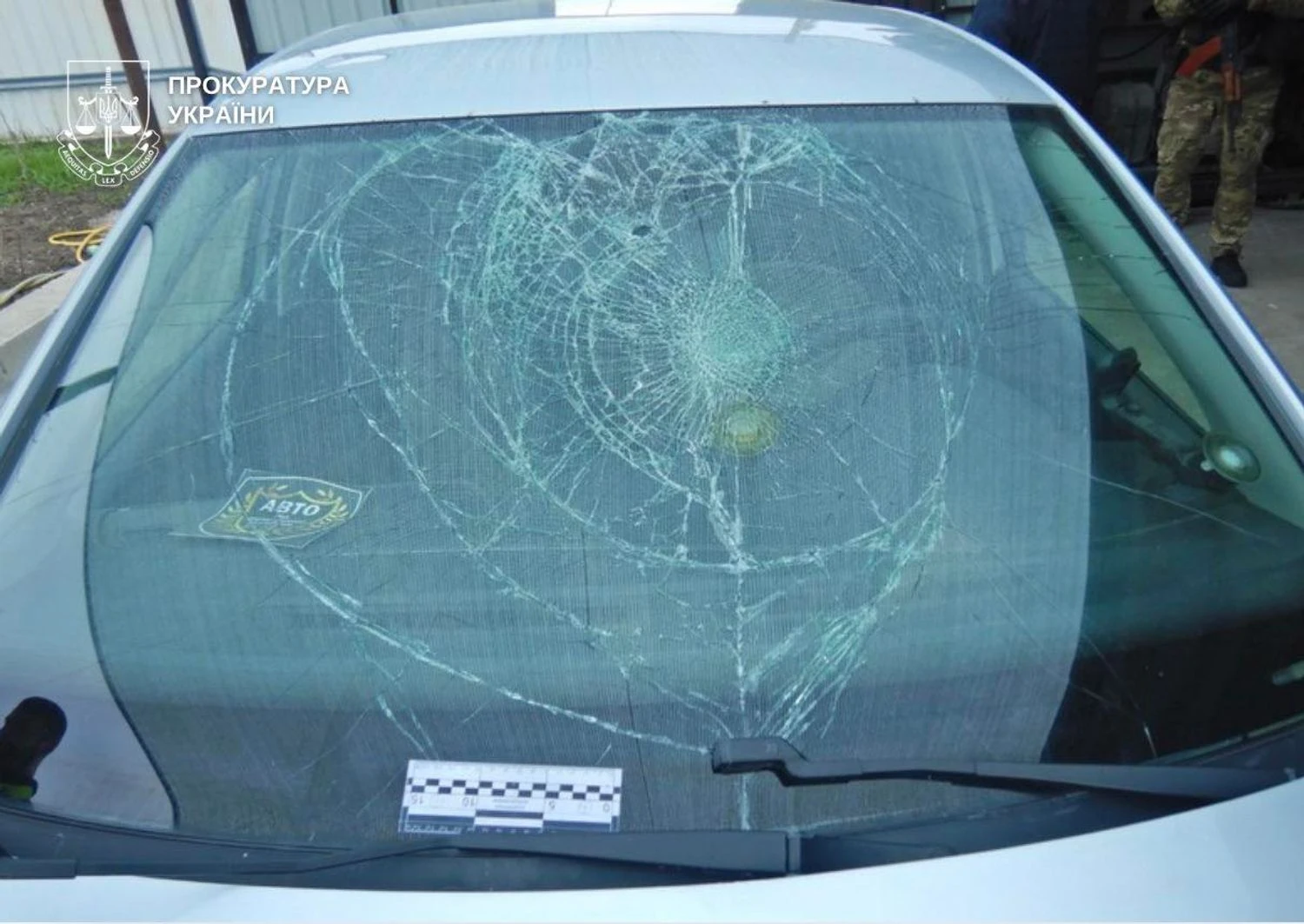 У Кропивницькому чоловіку, який провіз військового ТЦК на капоті авто, повідомлено про підозру