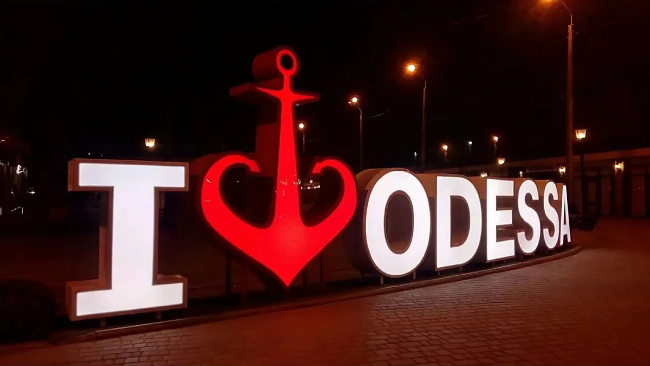 Масована атака на Одесу: ворог поцілив у житловий будинок та готель, є поранені