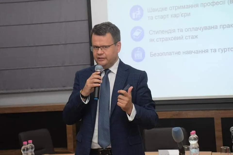 Ексклюзив"Україна може впоратися без трудових мігрантів" - Ігор Гарбарук про дефіцит кадрів, демографію і майбутнє економікиЕксперт назвав заяви про дефіцит кадрів маніпуляцією через падіння попиту. Він радить автоматизацію та повернення громадян замість
імпорту мігрантів.Суспільство • 5 травня, 15:18 • 28573 перегляди