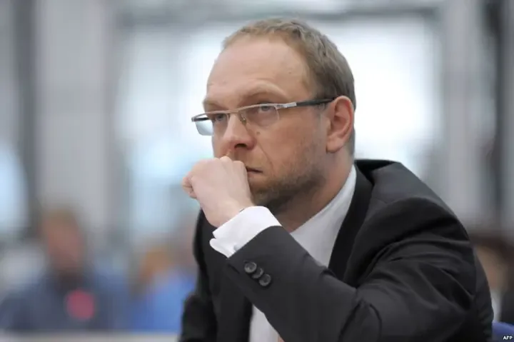 "Не бачу ні ефективності, ні професіоналізму" - Сергій Власенко жорстко розкритикував НАБУ і САПГолова ТСК Верховної Ради з питань корупції у правоохоронних органах Сергій Власенко заявив, що НАБУ та САП підміняють
розслідування медійними кампаніями. За його словами, детективи місяцями прослуховували Тимура Міндіча, але не зупиняли схему, поки
сума збитків не стала “достатньо великою” для гучної спецоперації.Політика • 09:40 • 9460 перегляди