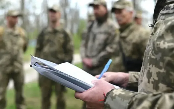 У Луцьку в ТЦК стався новий інцидент з підлітками - неповнолітні пошкодили службове авто