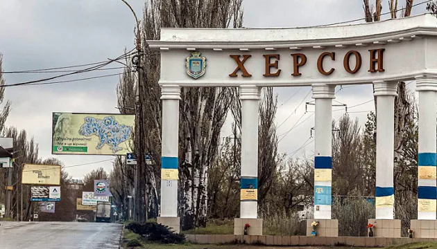 росіяни обстріляли майданчик у Херсоні - поранено жінку та двох малих дітей