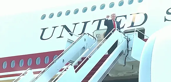 Президент США Трамп вперше піднявся на борт нового Air Force One