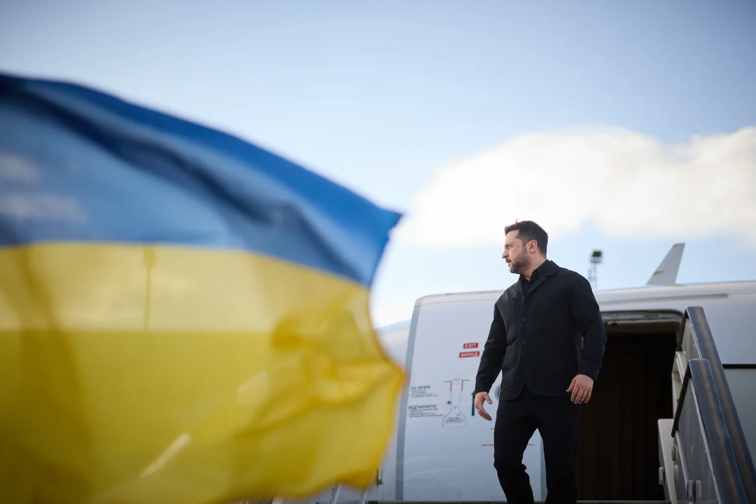 Зеленський прибув до Парижа на зустріч