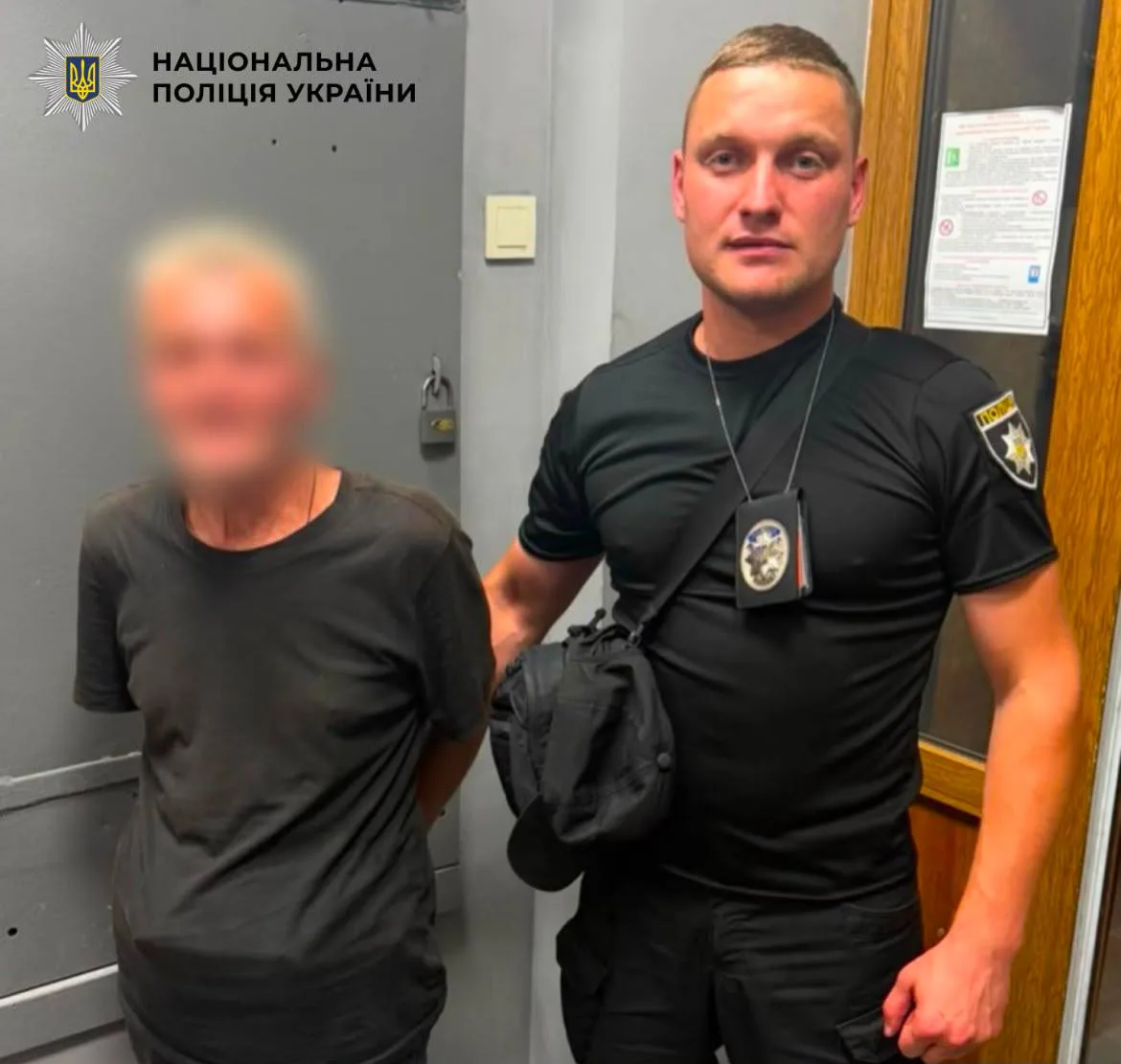У Києві чоловік вдарив жінку в обличчя на зупинці, поліція порушила справу