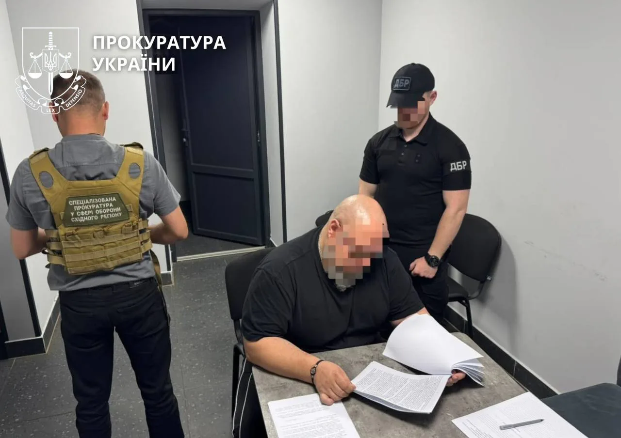 Двом керівникам медслужби та їхній підлеглій повідомили про підозру через незаконні виплати