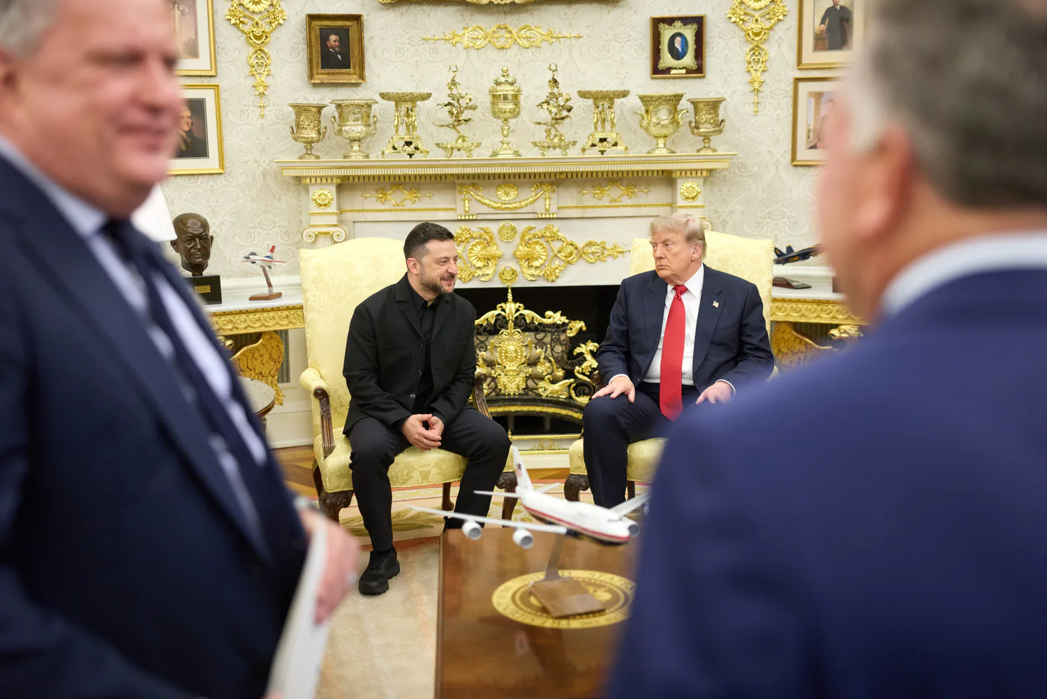 "Велика честь зустрітися": Трамп оцінив зустріч із Зеленським як "дуже добру"Президент США Дональд Трамп заявив, що зустріч із Президентом України Володимиром Зеленським була "великою честю" та пройшла дуже
добре. Сторони обговорили багато питань.Політика • 29 липня, 05:28 • 32648 перегляди
