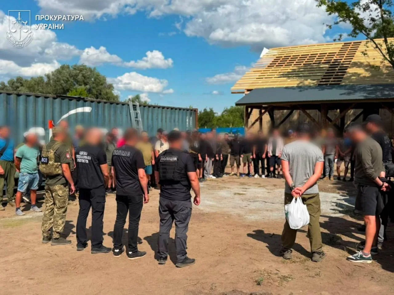 На Одещині десятки військових замість служби кілька місяців будували керівнику в/ч приватний будинок, майора затримали